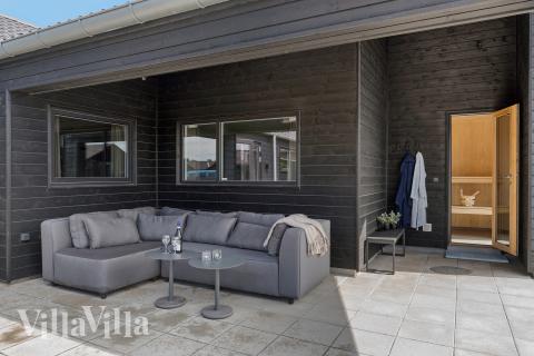 På terrassen i feriehus nr. 608 er det plass til 26 personer.