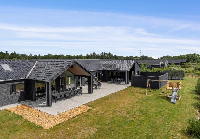Dette lekre huset med svømmebasseng, nr. 605, med plass til 24 personer, ligger i Vestjylland