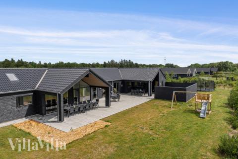 Dette lekre huset med svømmebasseng, nr. 605, med plass til 24 personer, ligger i Vestjylland