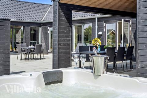 Nyt varmen i boblebadet i luksushus nr. 605 i Vestjylland
