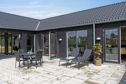 Luksushus nr. 605 har en deilig terrasse med gode hagemøbler til 24 personer.