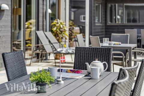 Nyt en grillkveld på terrassen i luksushus nr. 605 i Vestjylland