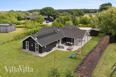 Dette lekre huset med svømmebasseng, nr. 268, med plass til 14 personer, ligger i Østjylland