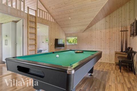 I tillegg til alle aktivitetsmulighetene i husets bassengavdeling, kan du også spille biljard, bordtennis og dart i luksushus nr. 268