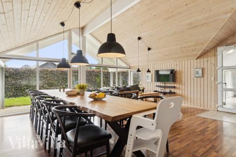 Det er plass til 14 personer i det store lyse oppholdsrommet i luksushus nr. 268.