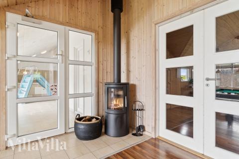 Sofaen i luksushus nr. 268 i Østjylland er perfekt for å hygge seg med et brettspill eller se en film sammen.