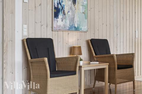 Det er god plass til at 14 personer sitter sammen i feriehusets oppholdsrom under et besøk i luksushus 268 i Østjylland.