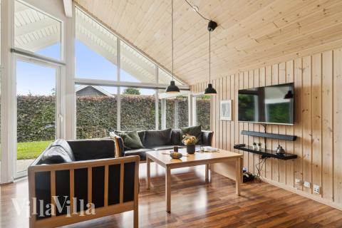 Det er god plass til hygge i feriehusets sofagruppe under oppholdet i luksushus nr. 268