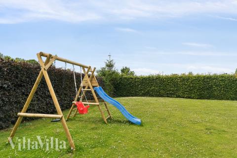 I det attraktive feriehuset nr. 268 i Østjylland finnes det mengder av utendørsaktiviteter, som leketårn og huskestativ.