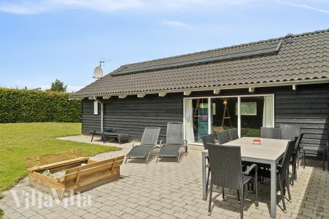 Nyt en grillkveld på terrassen i luksushus nr. 268 i Østjylland