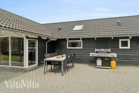 På terrassen i feriehus nr. 268 er det plass til 14 personer.