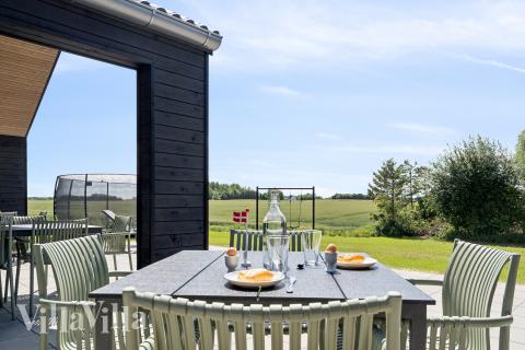 Luksushus nr. 667 har en deilig terrasse med gode hagemøbler til 18 personer.