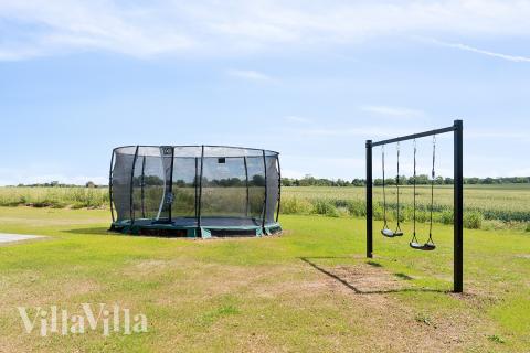 I det attraktive feriehuset nr. 667 i Fyn og øyer finnes det mengder av utendørsaktiviteter, som leketårn og huskestativ.