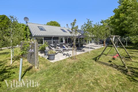 Dette lekre huset med svømmebasseng, nr. 339, med plass til 16 personer, ligger i Nordsjælland