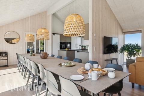 Det er plass til 20 personer i det store lyse oppholdsrommet i luksushus nr. 671.