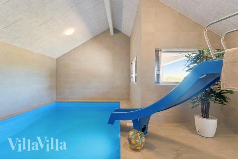 Feriehus 671 har et flott basseng med sklie, et stort innebygd boblebad og en badstue