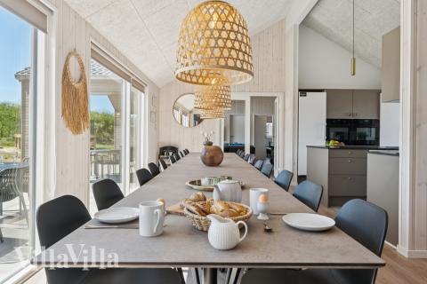 Det er god plass til at 20 personer sitter sammen i feriehusets oppholdsrom under et besøk i luksushus 671 i Fyn og øyer.