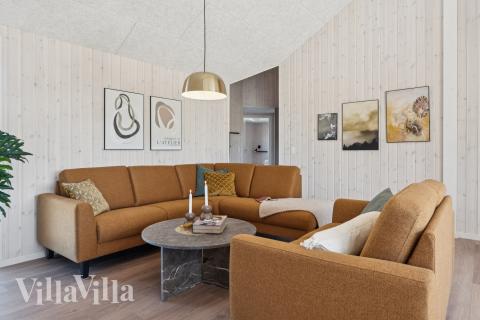 Sofaen i luksushus nr. 671 i Fyn og øyer er perfekt for å hygge seg med et brettspill eller se en film sammen.