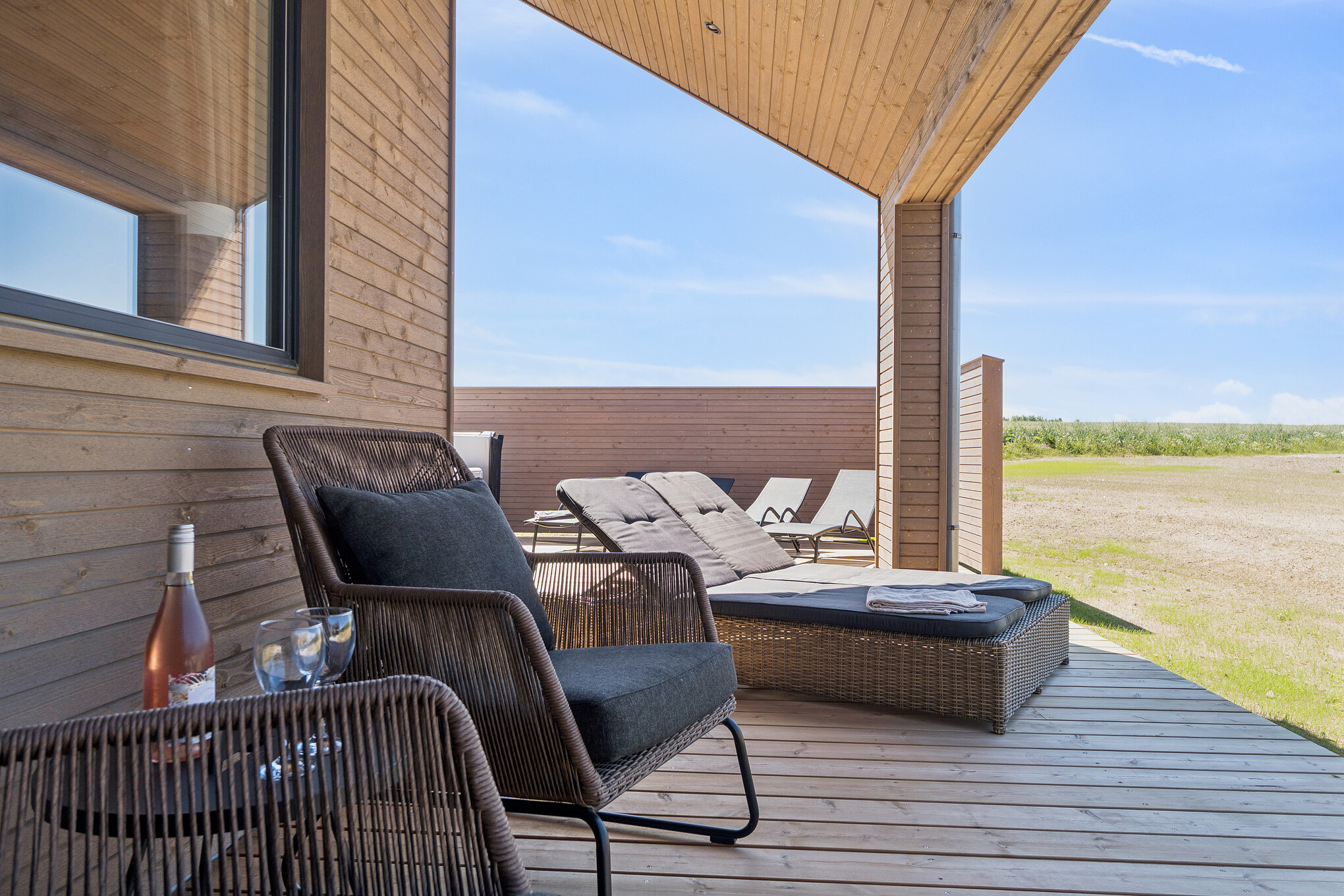 Nyt en grillkveld på terrassen i luksushus nr. 671 i Fyn og øyer