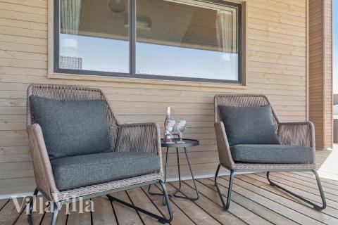 På terrassen i feriehus nr. 671 er det plass til 20 personer.