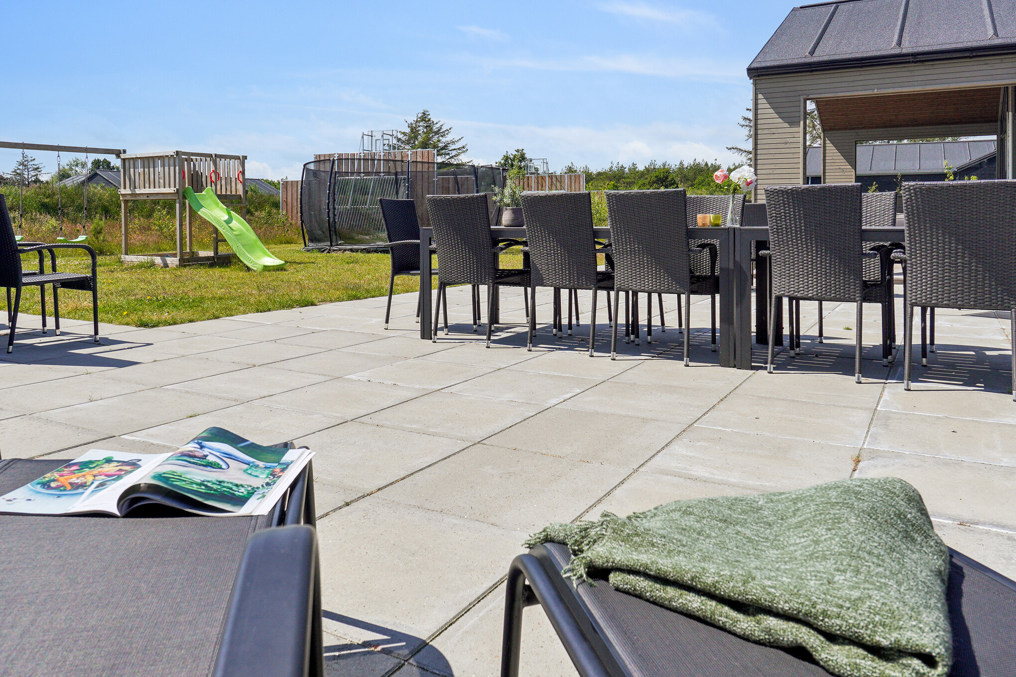 Luksushus nr. 619 har en deilig terrasse med gode hagemøbler til 30 personer.
