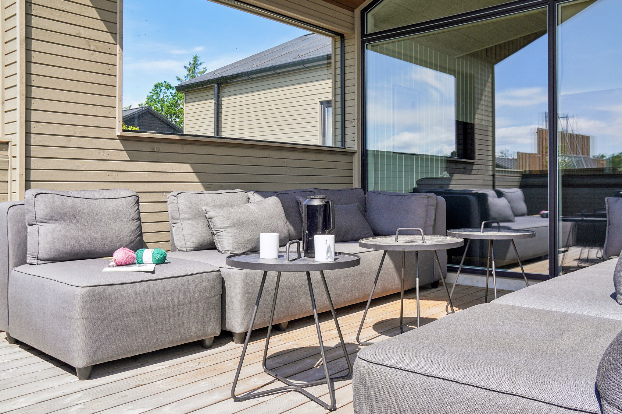 Nyt en grillkveld på terrassen i luksushus nr. 619 i Nordjylland