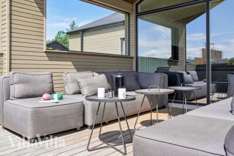 Nyt en grillkveld på terrassen i luksushus nr. 619 i Nordjylland