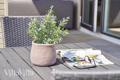 På terrassen i feriehus nr. 619 er det plass til 30 personer.