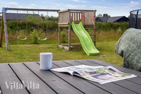 I det attraktive feriehuset nr. 619 i Nordjylland finnes det mengder av utendørsaktiviteter, som leketårn og huskestativ.
