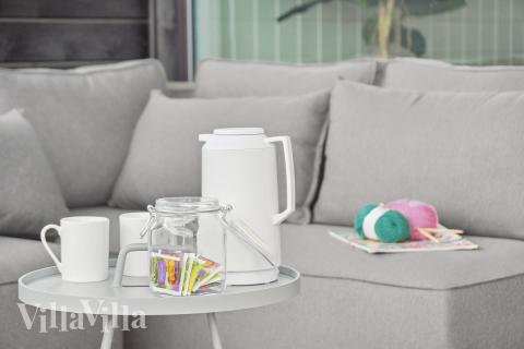 Nyt en grillkveld på terrassen i luksushus nr. 652 i Nordjylland