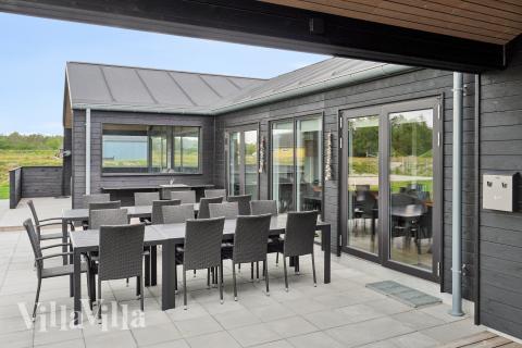 På terrassen i feriehus nr. 652 er det plass til 20 personer.