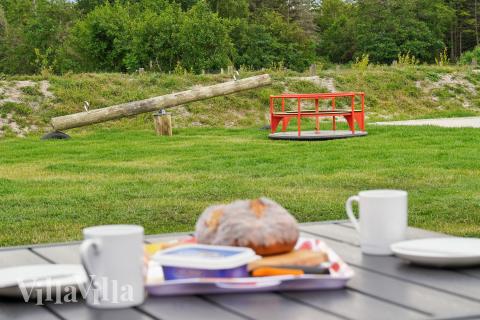 I det attraktive feriehuset nr. 652 i Nordjylland finnes det mengder av utendørsaktiviteter, som leketårn og huskestativ.