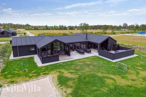 Dette lekre huset med svømmebasseng, nr. 652, med plass til 20 personer, ligger i Nordjylland