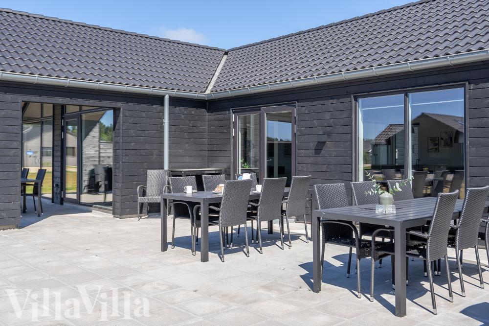 Luksushus nr. 673 har en deilig terrasse med gode hagemøbler til 20 personer.