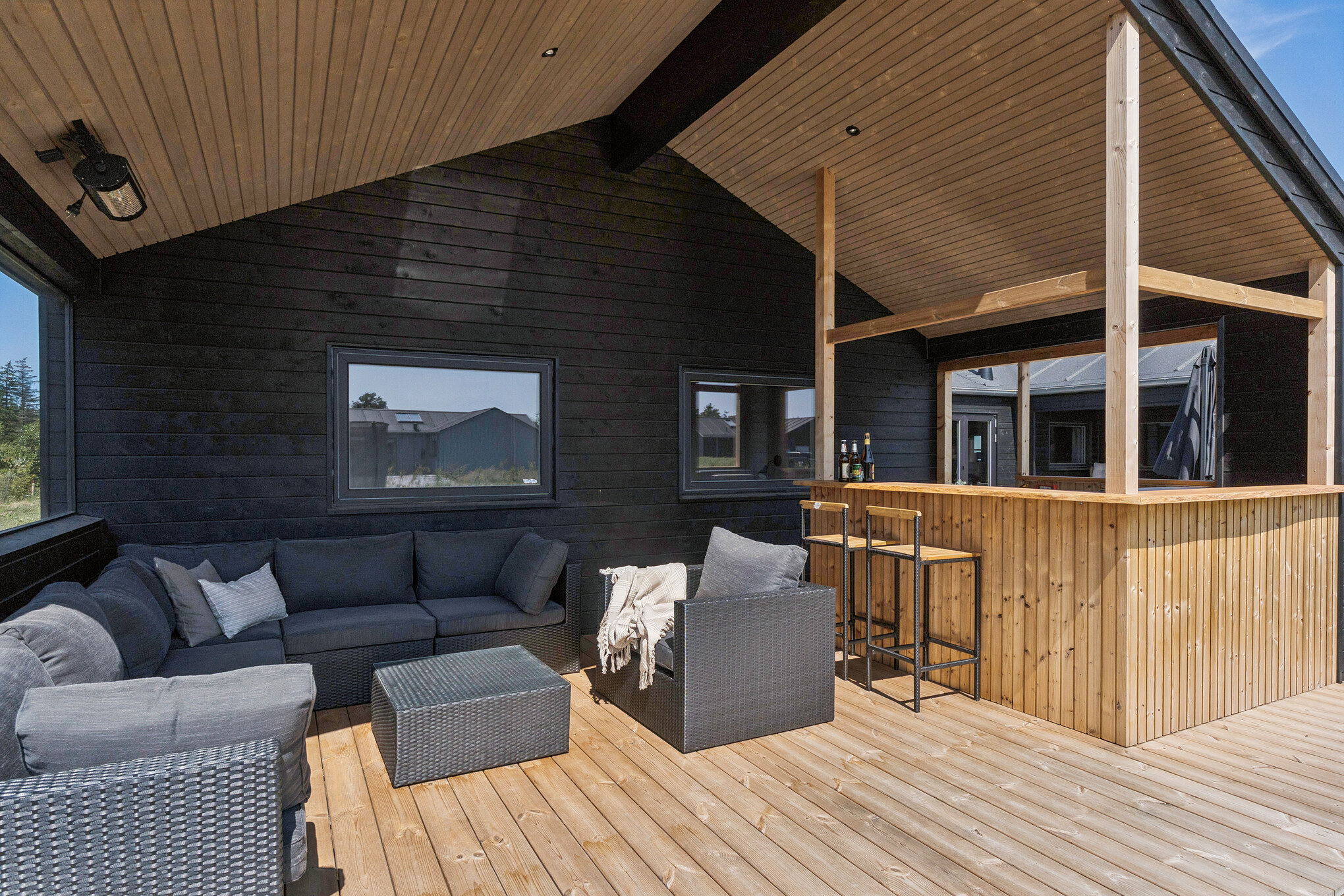 Nyt en grillkveld på terrassen i luksushus nr. 656 i Nordjylland