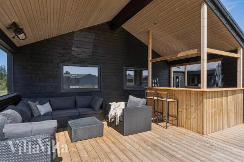 Nyt en grillkveld på terrassen i luksushus nr. 656 i Nordjylland