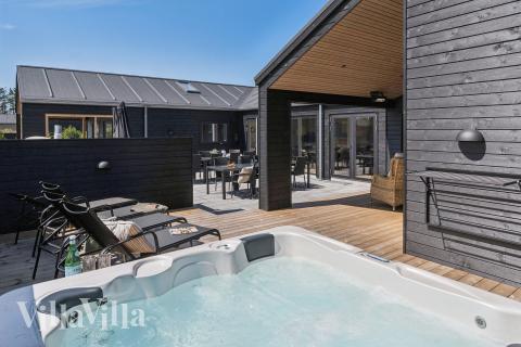 Nyt varmen i boblebadet i luksushus nr. 656 i Nordjylland