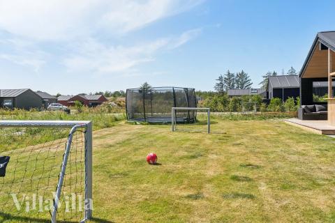 I det attraktive feriehuset nr. 656 i Nordjylland finnes det mengder av utendørsaktiviteter, som leketårn og huskestativ.