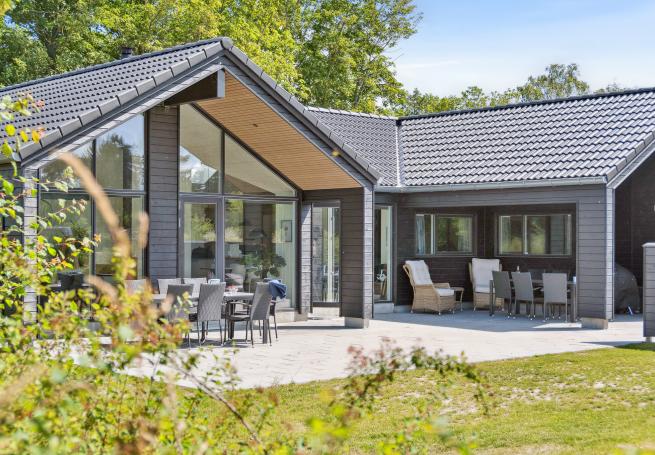 Dette lekre huset med svømmebasseng, nr. 644, med plass til 14 personer, ligger i Lolland/Falster/Møn