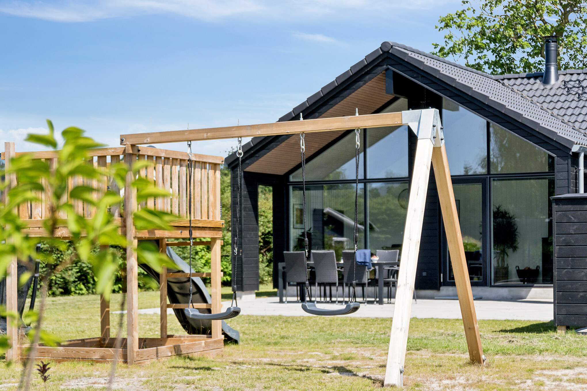 I det attraktive feriehuset nr. 644 i Lolland/Falster/Møn finnes det mengder av utendørsaktiviteter, som leketårn og huskestativ.