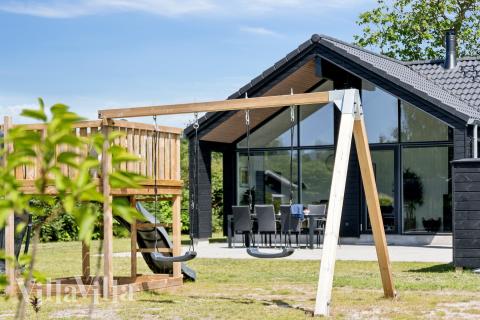 I det attraktive feriehuset nr. 644 i Lolland/Falster/Møn finnes det mengder av utendørsaktiviteter, som leketårn og huskestativ.