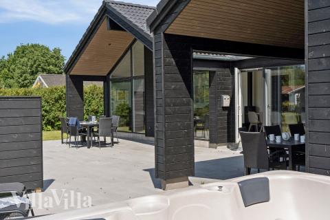 Luksushus nr. 644 har en deilig terrasse med gode hagemøbler til 14 personer.