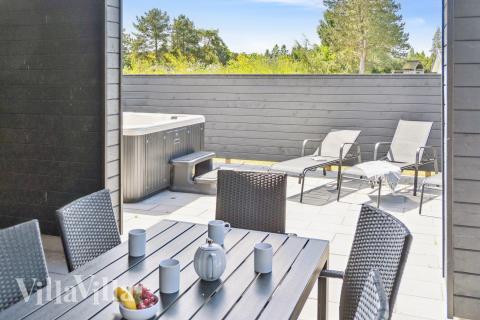 På terrassen i feriehus nr. 644 er det plass til 14 personer.