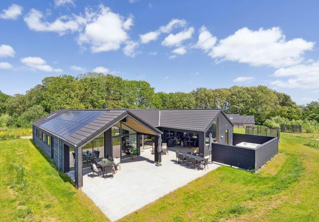 Dette lekre huset med svømmebasseng, nr. 663, med plass til 18 personer, ligger i Sydjylland