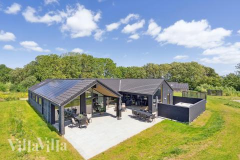 Dette lekre huset med svømmebasseng, nr. 663, med plass til 18 personer, ligger i Sydjylland
