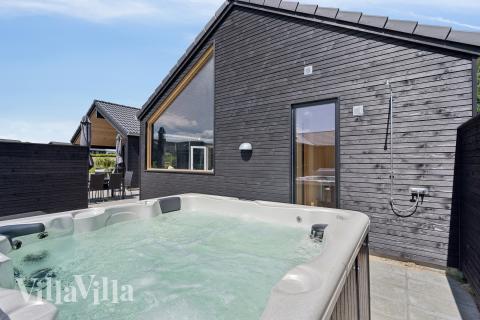 Nyt varmen i boblebadet i luksushus nr. 663 i Sydjylland