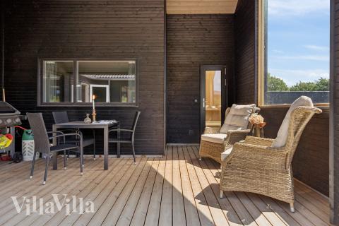 Nyt en grillkveld på terrassen i luksushus nr. 663 i Sydjylland