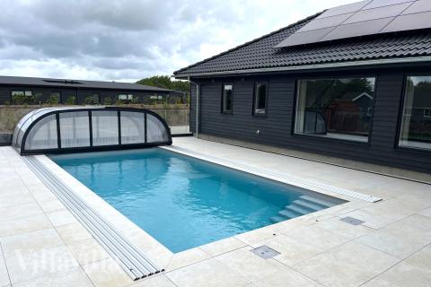 Det flotte bassenget i luksushus nr. 686 til 36 personer