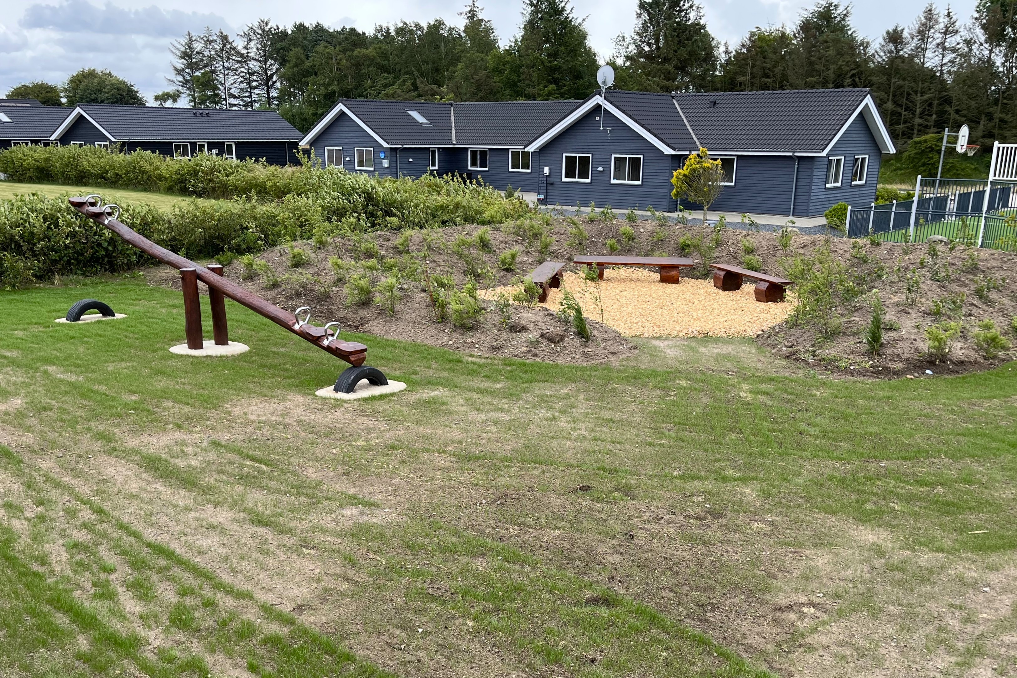 I det attraktive feriehuset nr. 686 i Limfjorden finnes det mengder av utendørsaktiviteter, som leketårn og huskestativ.