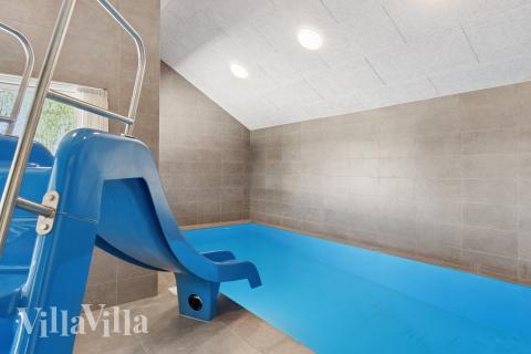 Feriehus 667 har et flott basseng med sklie, et stort innebygd boblebad og en badstue